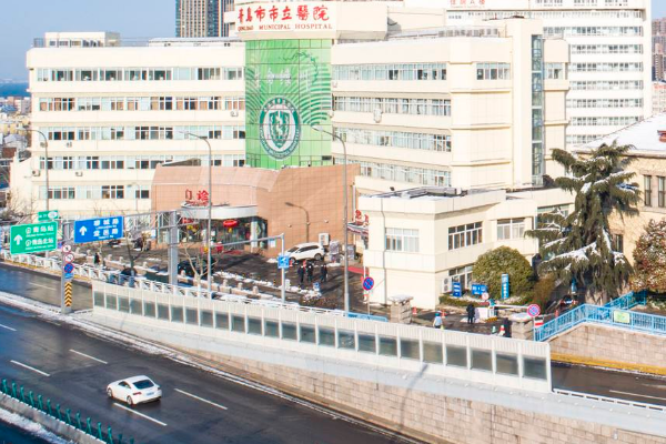 青島市立醫(yī)院種植牙醫(yī)生好嗎?種植牙有什么風(fēng)險和后遺癥