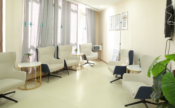 沈陽鐵西麗珈醫(yī)療美容門診部玻尿酸去皺費(fèi)用多少?技術(shù)特色&一年親測案例全解