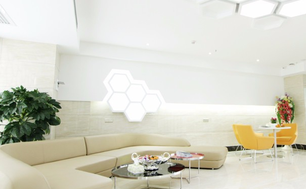 衡陽華美魅力醫(yī)療美容門診部植發(fā)術(shù)后半年案例曝光(效果怎么樣?技術(shù)亮點(diǎn))